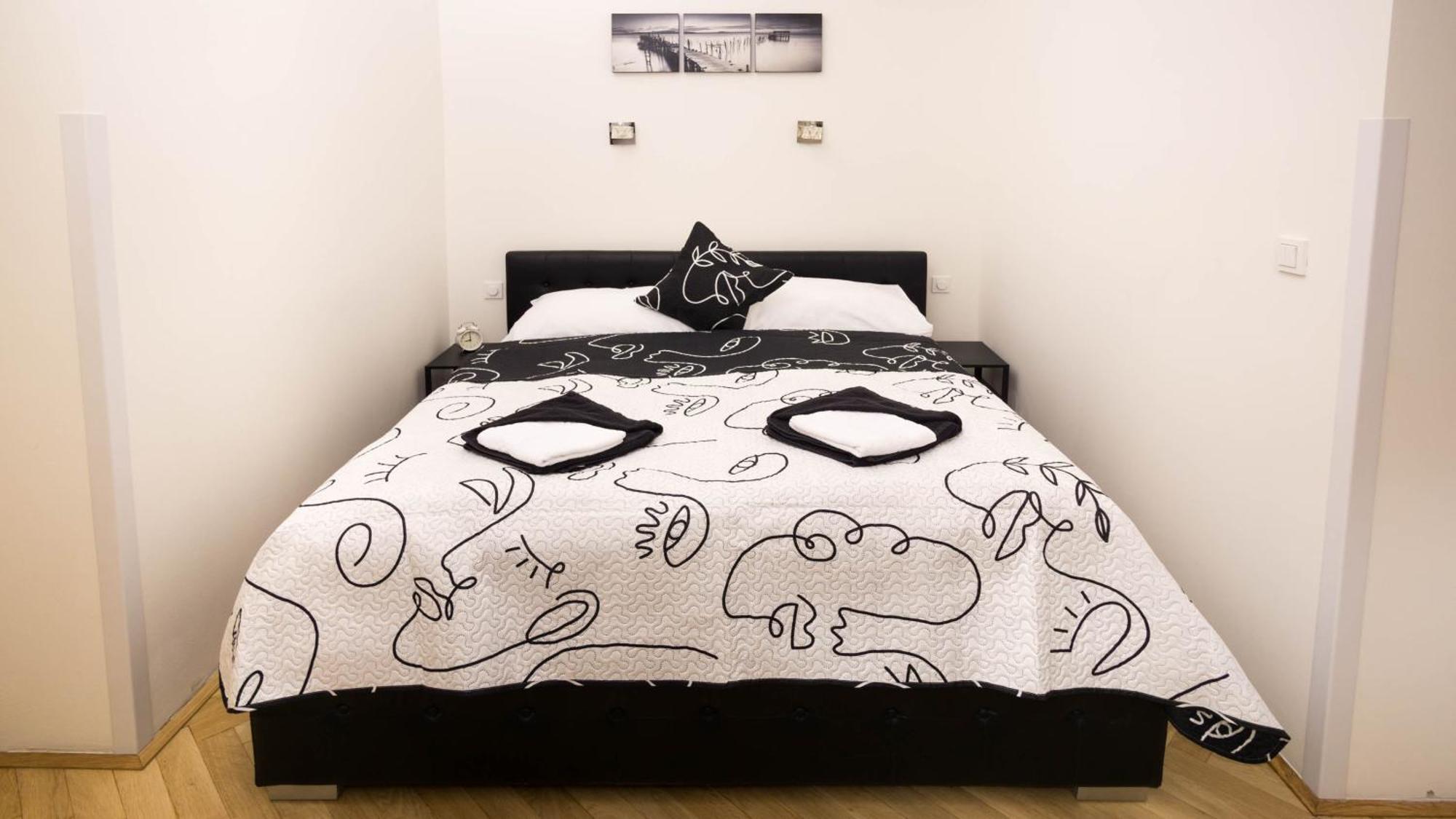 Black & White Apartment Prague By Wenceslas Square And Muzeum Exterior photo